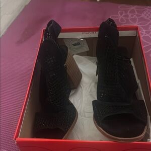 pre loved VinceCamuto Elegant Black Heels for Every Occasion